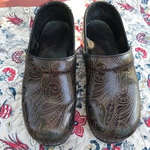 Dansko tooled leather brown clogs, size 39